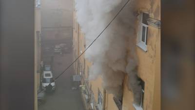 В центре Петербурга при пожаре в жилом доме пострадали пять человек.
