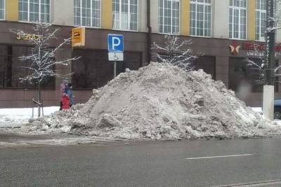 Парковку для инвалидов завалили кучей снега в Твери