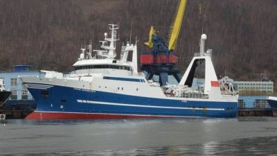 Российское судно с 60 рыбаками потеряло ход в Охотском море