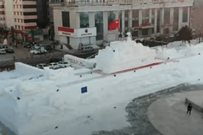 В Китае вылепили 50-метровый корабль из снега: впечатляющее видео