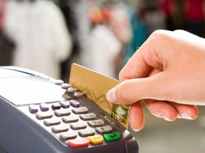 "Укрпошта" запустила услугу пополнения банковских карт в своих отделениях