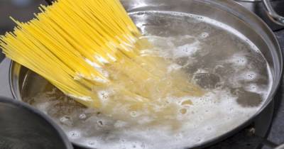 5 причин, по которым не стоит сливать воду из-под макарон в раковину (лучше применить с пользой)