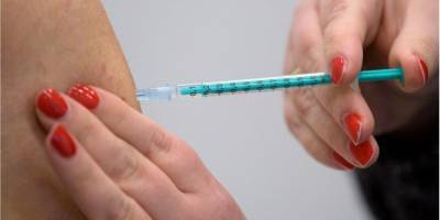 Американский фармацевт испортил 500 доз вакцины от коронавируса из-за веры в теории заговора