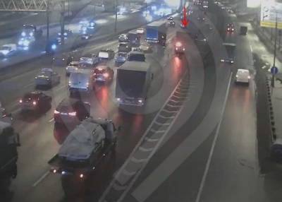 Движение на МКАД в районе Боровского шоссе осложнено из-за наезда машины на препятствие