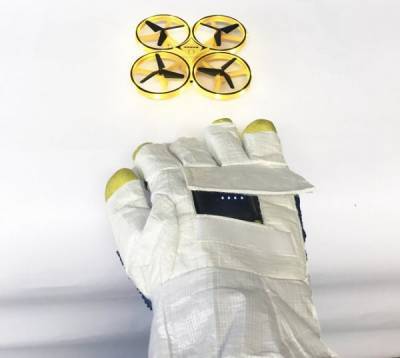 Космическая перчатка астронавта будущего сможет управлять дронами и стрелять лазерами из пальцев