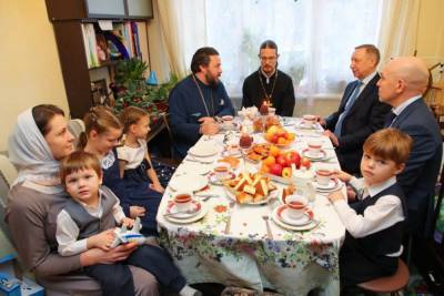 Петербургская семья получила в подарок от губернатора стиральную машину