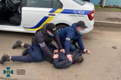 Требовал по 40 тысяч ежемесячно: На Днепропетровщине погорел на взятке полицейский