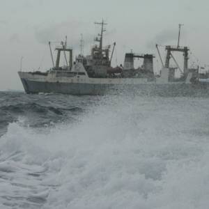 В Охотском море потеряло ход судно с 60 пассажирами на борту