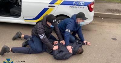 СБУ задержала полицейского-коррупционера: собирал "дань" с автоперевозчиков