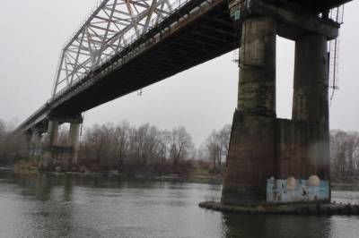 В Чернигове женщина пыталась покончить с собой и спрыгнула с моста