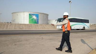 Саудовская Аравия добровольно сократит добычу нефти почти на 1 млн б/с