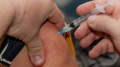 Первые случаи смерти среди привитых вакциной Pfizer выявлены в Норвегии