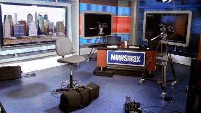 Каналы Newsmax и OAN борются за консервативную аудиторию