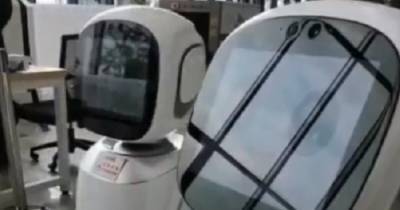 "Ты не королева драмы": ссора роботов-библиотекарей в Китае попала на видео
