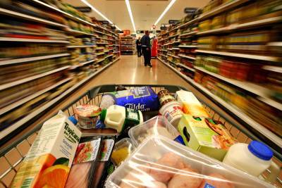 Уловки супермаркетов, которые не замечают покупатели: как нас заставляют тратить больше