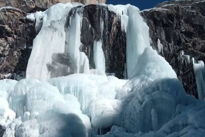 В Узбекистане из-за аномальных холодов замерз водопад