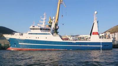 К аварийному траулеру в Охотском море вышло спасательное судно