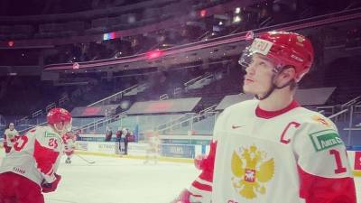 Хоккеист сборной России Чинахов получил удар по лицу в матче с Финляндией на МЧМ-2021