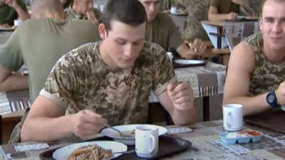 Год начинается со "зрады": на столах украинских военных обнаружили картошку из РФ, подробности