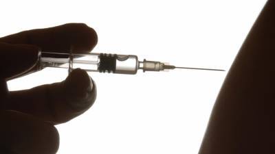 Украинских чиновников обвинили в тайной вакцинации от COVID-19