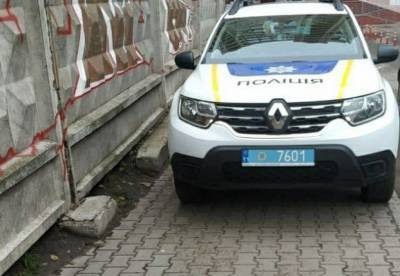 В Киеве "копы" отметились феерической парковкой (фото)