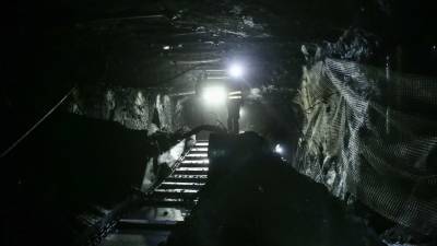 Под завалами в золоторудных шахтах на Камчатке оказались пять человек