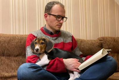 Денис Малюська с щенком на руках дал советы, какие книги стоит прочитать