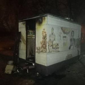 В Вознесеновском районе Запорожья сгорел металлический киоск. Фото