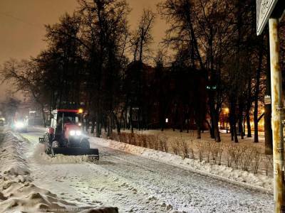 Ночью в Рязани продолжили убирать снег с улиц