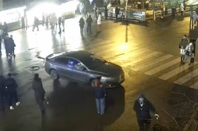 Появилось видео, как неадекват едва не задавил людей на Контрактовой площади