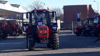 Дед Мороз на тракторе "Беларус" приехал поздравить детей сотрудников AGROPANONKA