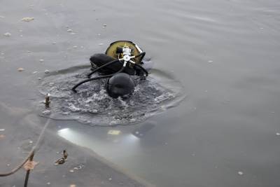 Тульские подводники нашли в затонувшей на Оке барке загадочный ящик
