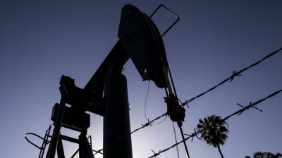 Цена нефти впервые с февраля превысила 54 доллара за баррель