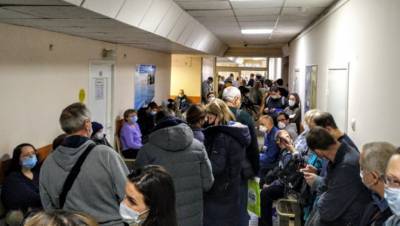 "Все вперемешку": в поликлинике на Рихарде Зорге скопились гигантские очереди