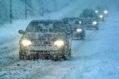 Под Киевом дороги замело снегом: водителей попросили быть внимательнее (видео)