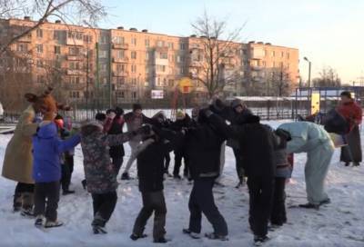 "Полицейский" Дед Мороз поздравил детей Центра содействия семейному воспитанию в Петербурге