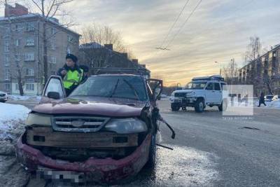 В Казани на перекрестке столкнулись два авто