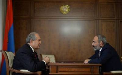 Руководство Армении самоизолировалось: Рождество без премьера и президента