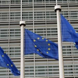 Страны ЕС просят Еврокомиссию поделиться вакцинами с Украиной