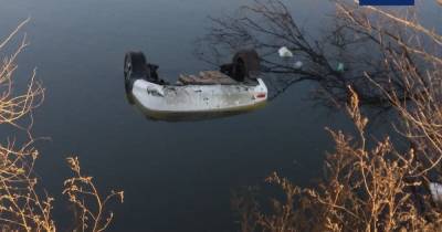 Под Одессой автомобиль упал в озеро: появились фото