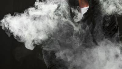 Курение на территории больниц, школ и торговых точек запретили в России