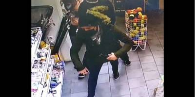 В Запорожье мужчина устроил стрельбу, пытаясь убежать от охранника супермаркета — видео