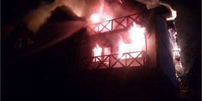 Пожар уничтожил коттедж возле Буковеля, 25 человек спасены
