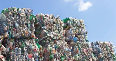 В Японии научились перерабатывать пластик в топливо и воск