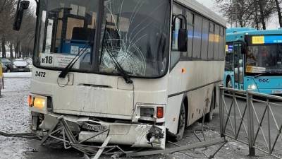 Автобус протаранил ограждение и вылетел на тротуар в Петербурге