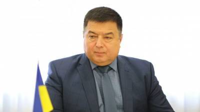 Глава КС Украины продолжит работать, несмотря на отстранение