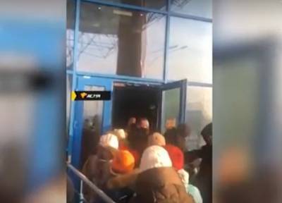 Почти до драки на морозе: в аквапарк Новосибирска охрана не пускала людей с билетами