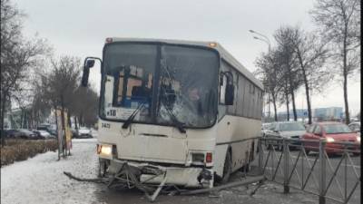 Автобус пробил ограждение и вылетел на тротуар на Пулковском шоссе