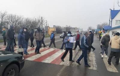 На Прикарпатье протестующие перекрыли трассу