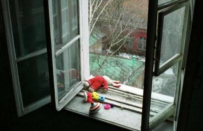 В Киеве женщина выбросила из окна на 8 этаже ребёнка, видео
